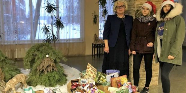 Sūnu pamatskolas audzēkņi sagādāja dāvanas Jēkabpils pansionāta vecajiem ļaudīm