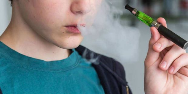 Проверка в Екабпилсе выявила школьников, курящих электронные сигареты