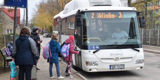 Родители жалуются, что время курсирования автобусов не согласовано с окончанием уроков