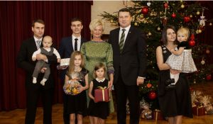 Midegu ģimene no Jēkabpils kopā ar Valsts prezidentu iededz Ziemassvētku egli