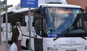 В мае решат, смогут ли в общественном транспорте Екабпилса со скидкой ездить также пенсионеры из волостей