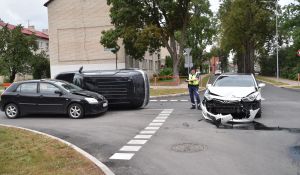 Несоблюдение дорожного знака привело к столкновению трех автомашин