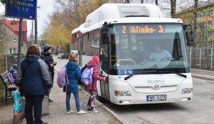 Родители жалуются, что время курсирования автобусов не согласовано с окончанием уроков