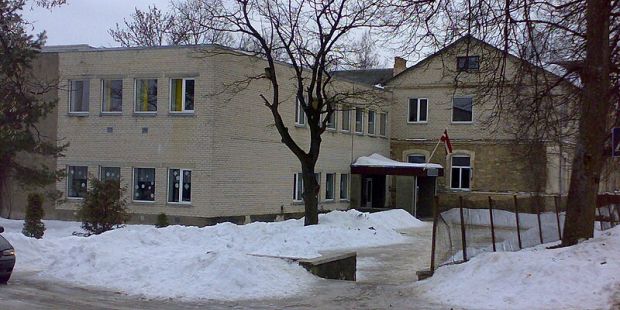 Maina Krustpils pamatskolas juridisko adresi, lai tā kā lauku skola atbilstu IZM kritērijiem 