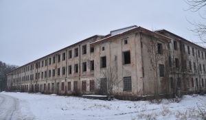 В историческом здании казарм в районе Замка починили крышу