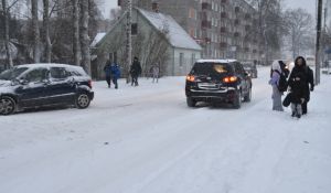 Intensīvā snigšana apgrūtina pārvietošanos braucējiem un gājējiem