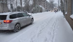Обильный снегопад затрудняет передвижение транспорта и пешеходов