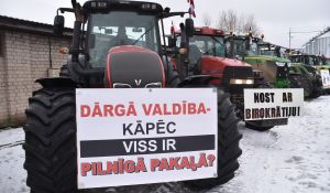 На тракторах – против импорта российского зерна и бюрократии, требуя  улучшить конкурентоспособность отрасли (фотогалерея)